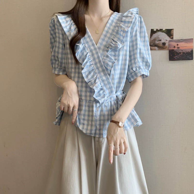 Популярная в этом году женская клетчатая рубашка с короткими рукавами и рюшами летом больших размеров, французский топ с утягивающим эффектом на талии и правым плечом.