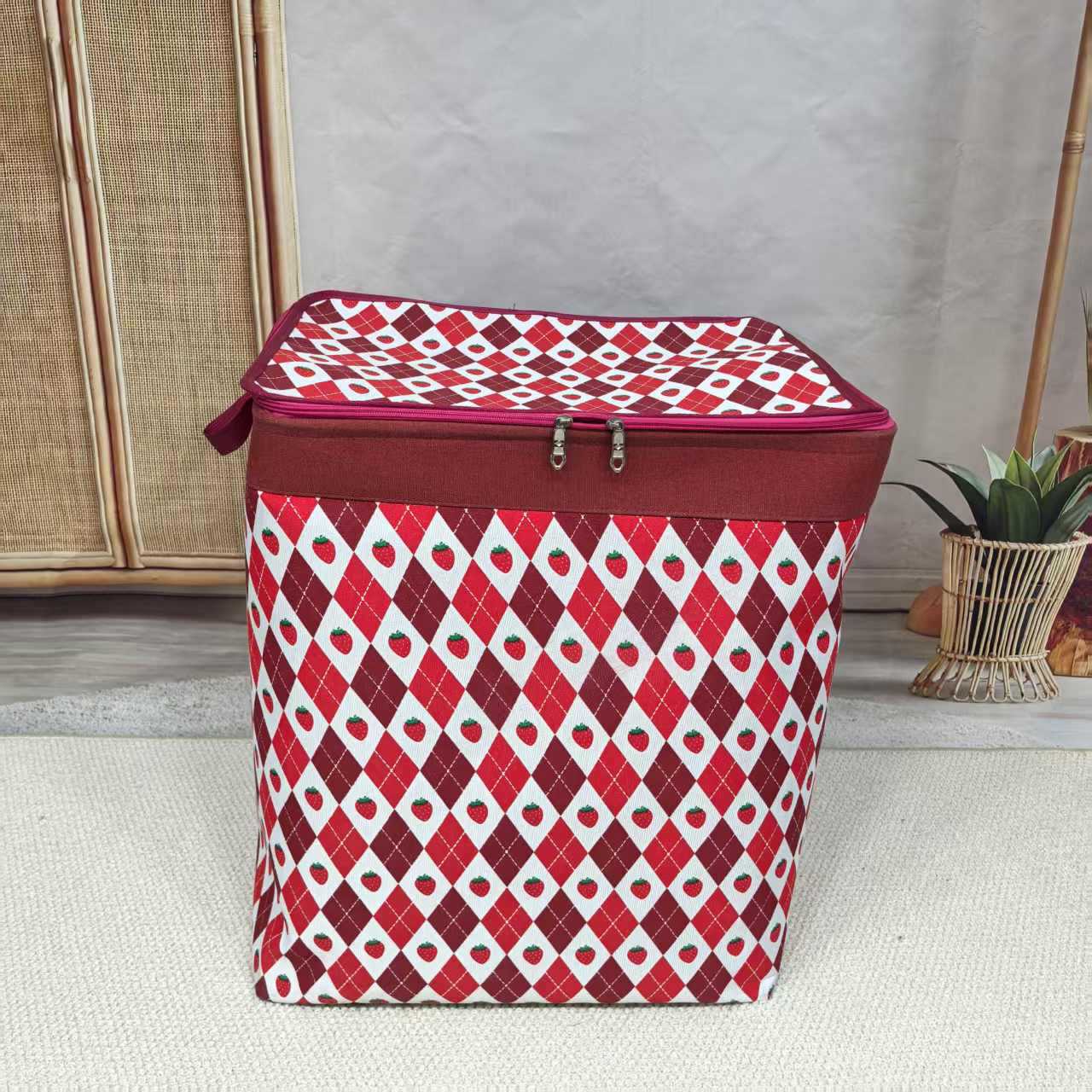 Capacious storage box with zipper