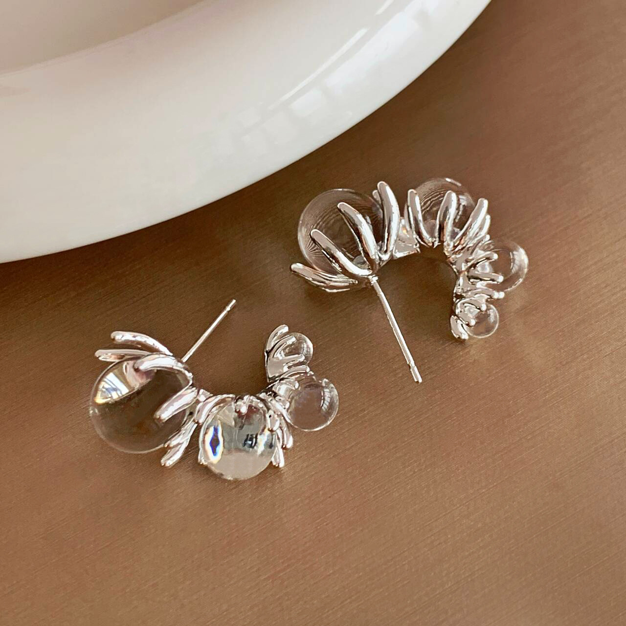 Oversized Sculptural Clear Acrylic Clip-on Earrings Modern Design_voghion.com