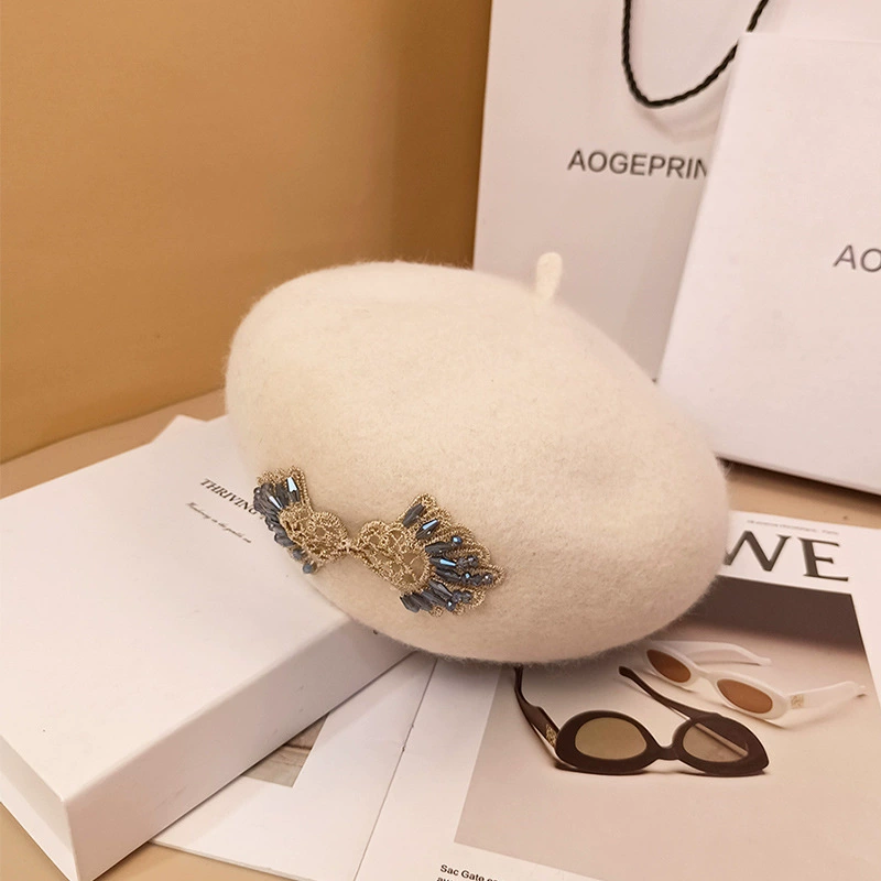 Demi-season cap with bow, retro beret