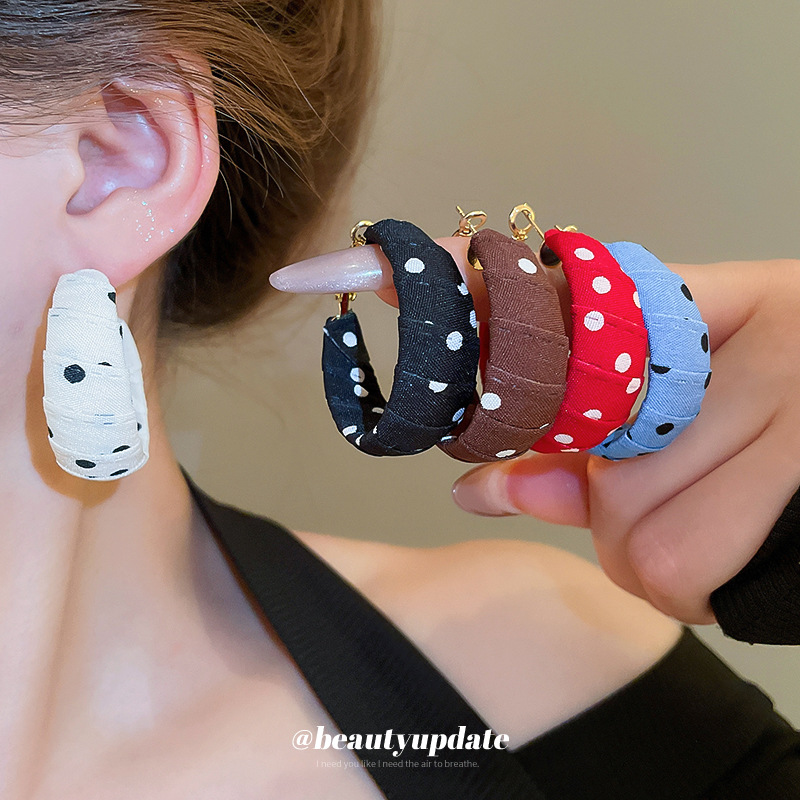 Pendientes enrollados de tela de lunares de nuevo producto de aguja de plata Pendientes de diseño de moda de nicho Pendientes de viaje de niña de estilo ins