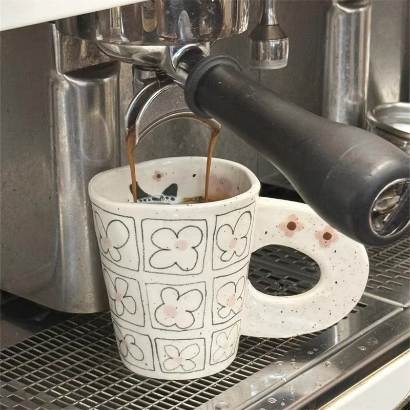 Nicho de dibujos animados taza de marca personalidad creativa mango taza de cerámica taza de agua de café de mano mano de la niña para el hogar