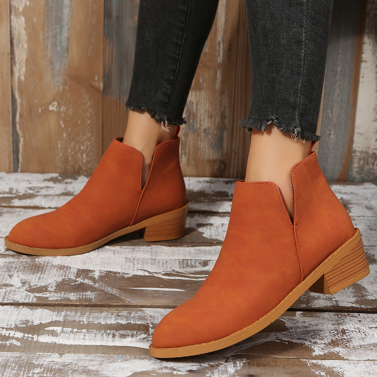 Große Damenstiefeletten aus Wildleder mit klobigem Absatz_voghion.com