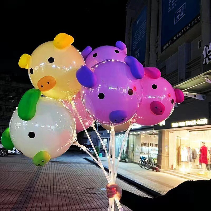 ネットの赤い発光のブタの風船の漫画の新型のカエルの波のボールの材料はおもちゃの夜市を包んで露店の小さい商品を並べます。|undefined