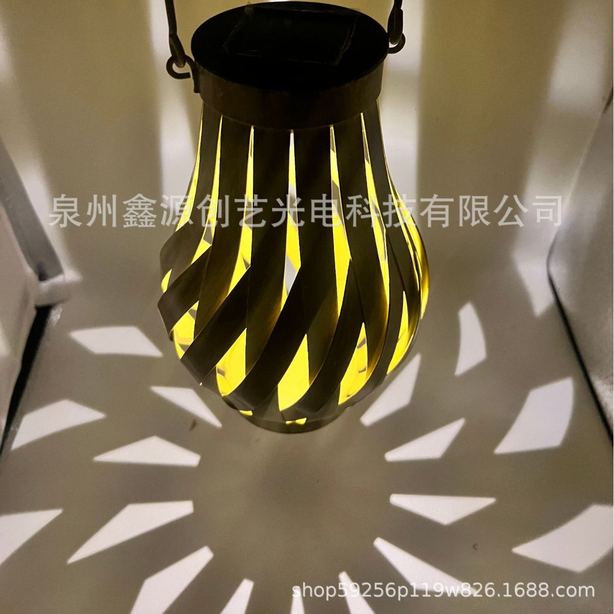 공장 직접 아마존 뜨거운 판매 태양 광 야외 방수 철 등나무 와인 병 잔디 안뜰 정원 전망