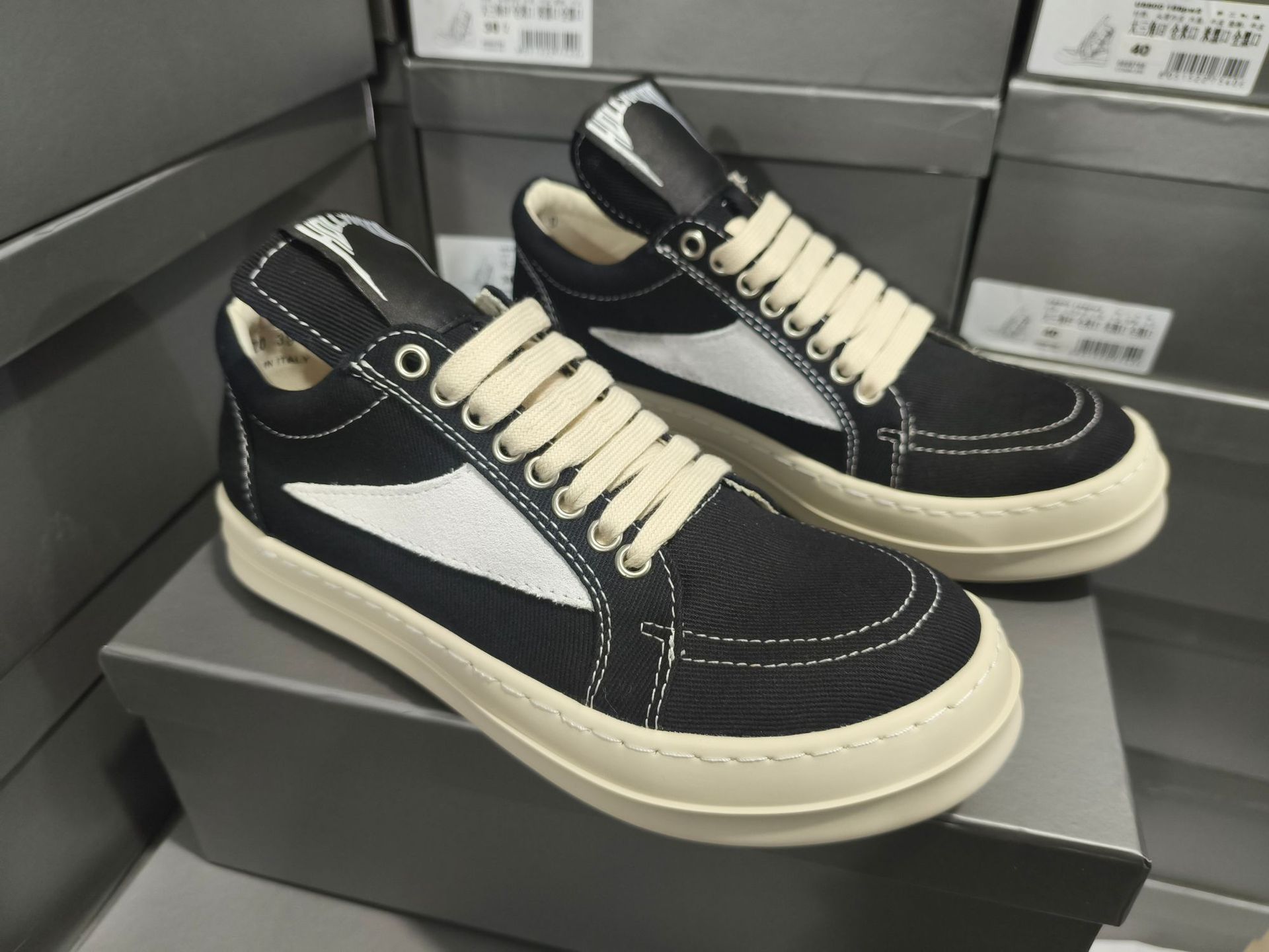 Hitam / 38 pria