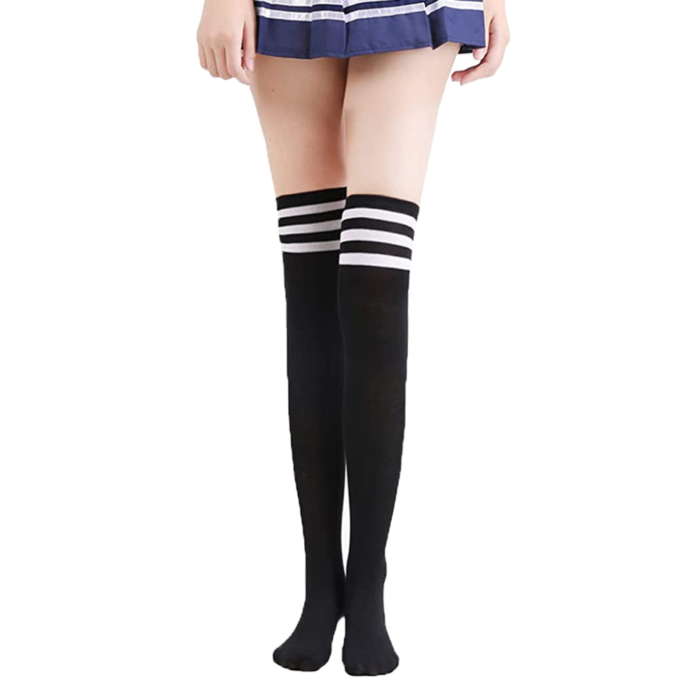 검은 배경에 흰색 줄무늬