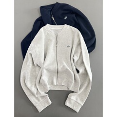 WU敵は巨大で白いツイル刺繍のジッパーコートを着ています。