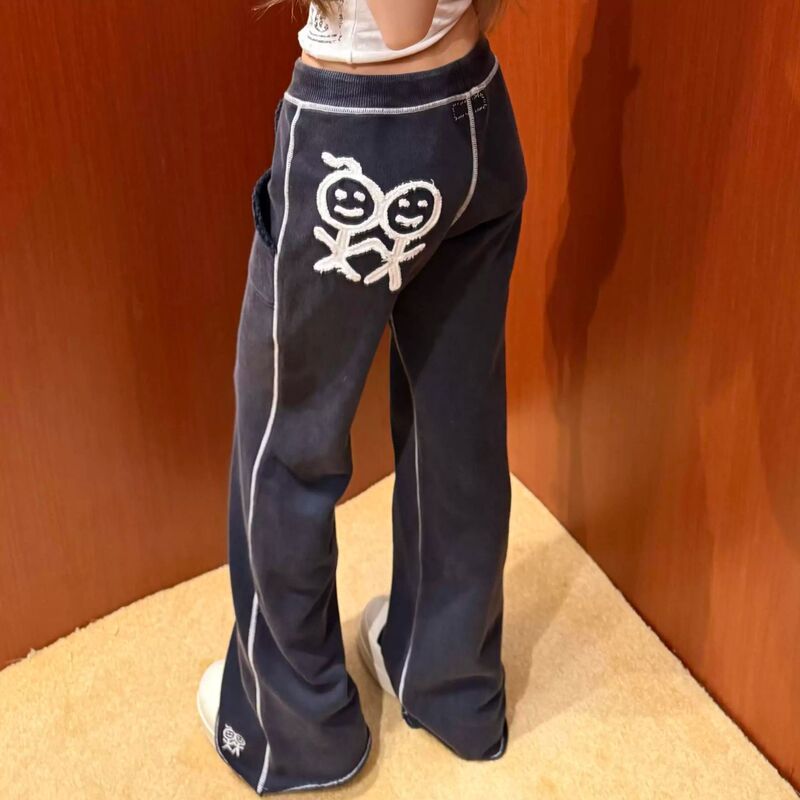 Correct version: Urban 26FW matchstick-style embroidered logo, slightly flared, elastic-waist, drawstring athletic pants, casual long pants Correct version: Urban 26FW matchstick-style embroidered logo, slightly flared, elastic-waist, drawstring athletic pants, casual long pants