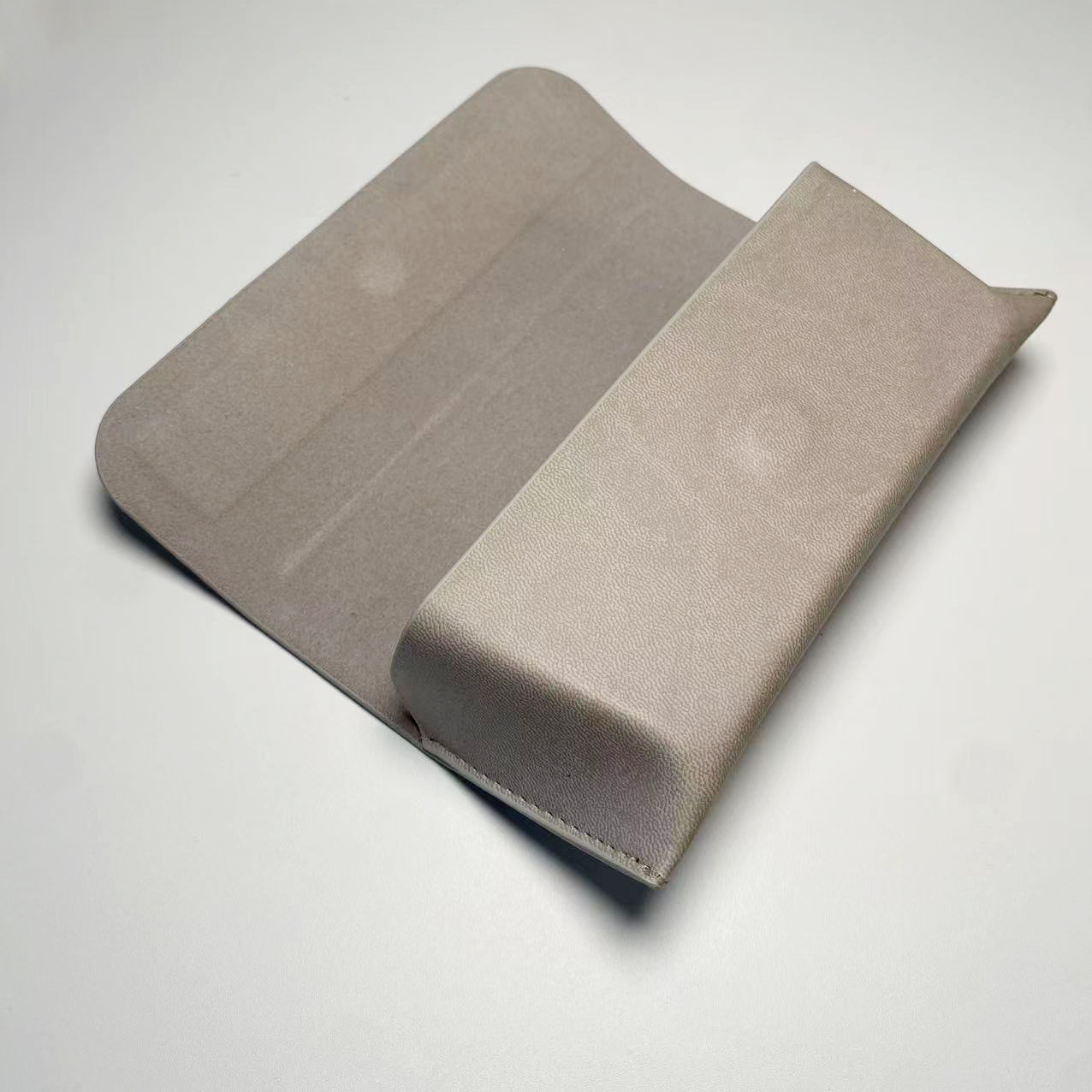 Caja de gafas de alta sensibilidad personalizada paquete de gafas corticales anti-compresión caja de gafas de sol portátil de absorción magnética caja de gafas de sol caja de almacenamiento