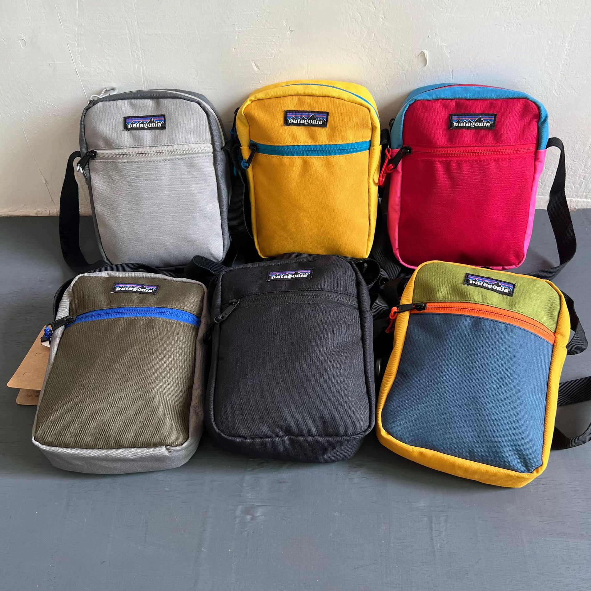 Bata Single-Shoulder Crossbody Bag for Men, Trendy Brand, Ins-Style, Lightweight, Color-Blocking, Street Fashion, Versatile