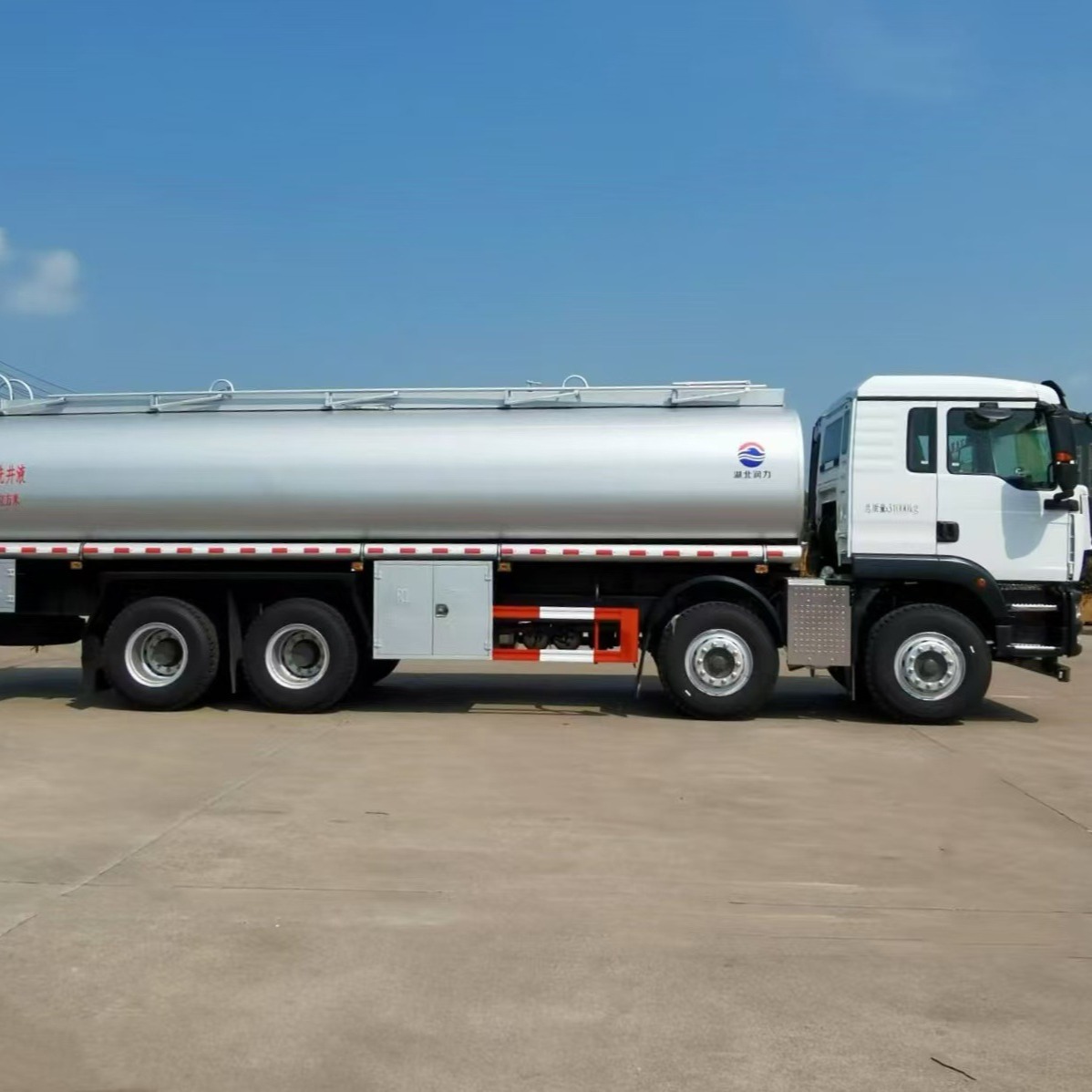 重汽10-30方普通液体运输车 :润滑油 减水剂 净水罐车厂家直供