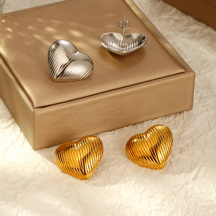 Pendientes de acero inoxidable huecos de amor de moda europea y americana transfronteriza para mujer Pendientes de oro chapados de 18 quilates de alta gama al por mayor