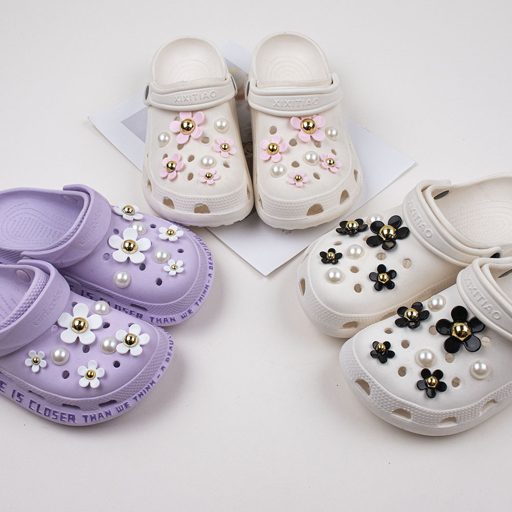 Resina artificial Flor de Oro núcleo de cinco pétalos accesorios de flores DIY agujero zapatos zapato hebilla joyería hebilla Margarita perla conjunto