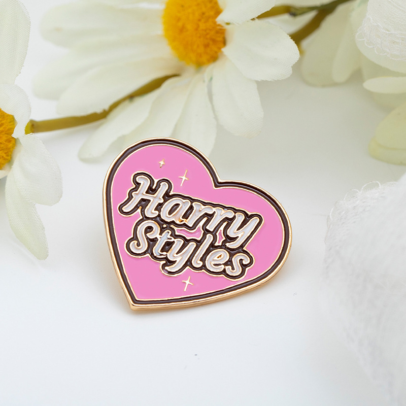 Vente En Gros Bijoux Bande Dessinée Badge Coeur Lettre Ruban Broche Nihaojewelry display picture 8