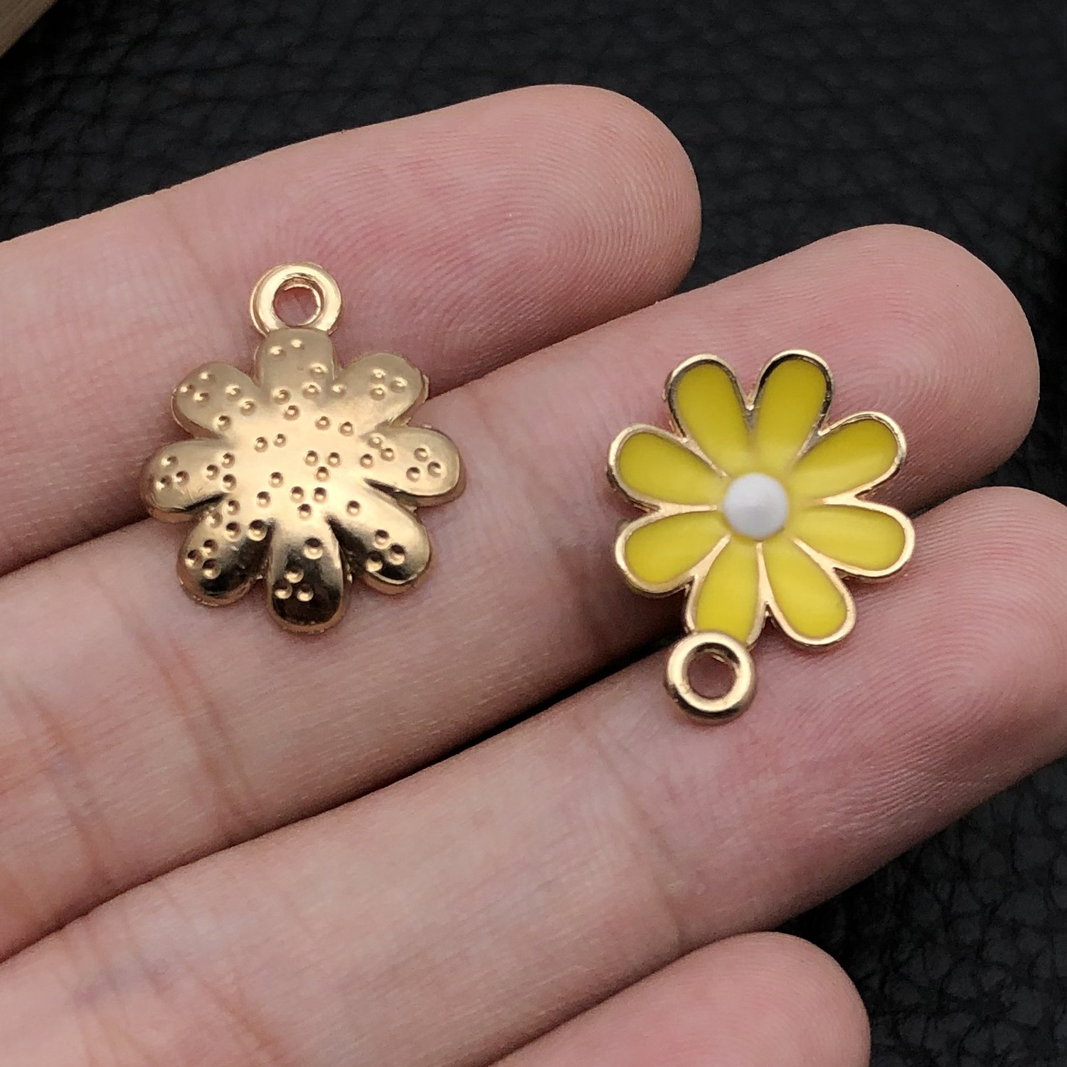 18787-黄色滴油锌合金小雏菊花15x18-0.8g