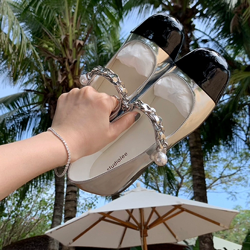 Женские туфли в французском стиле 2025, новые маленькие туфли в стиле Chanel с плоской подошвой, цветными блоками, жемчужной цепочкой и одинарной пряжкой, туфли Мэри Джейн.