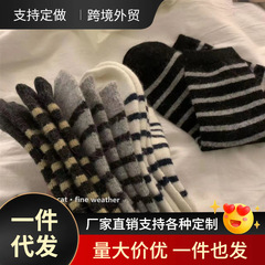 厚いウサギのウールの靴下の女性のinsの潮の秋冬の韓国版の日本のストライプのぬいぐるみの中で筒の積み重ねの靴下の保温の綿の靴下