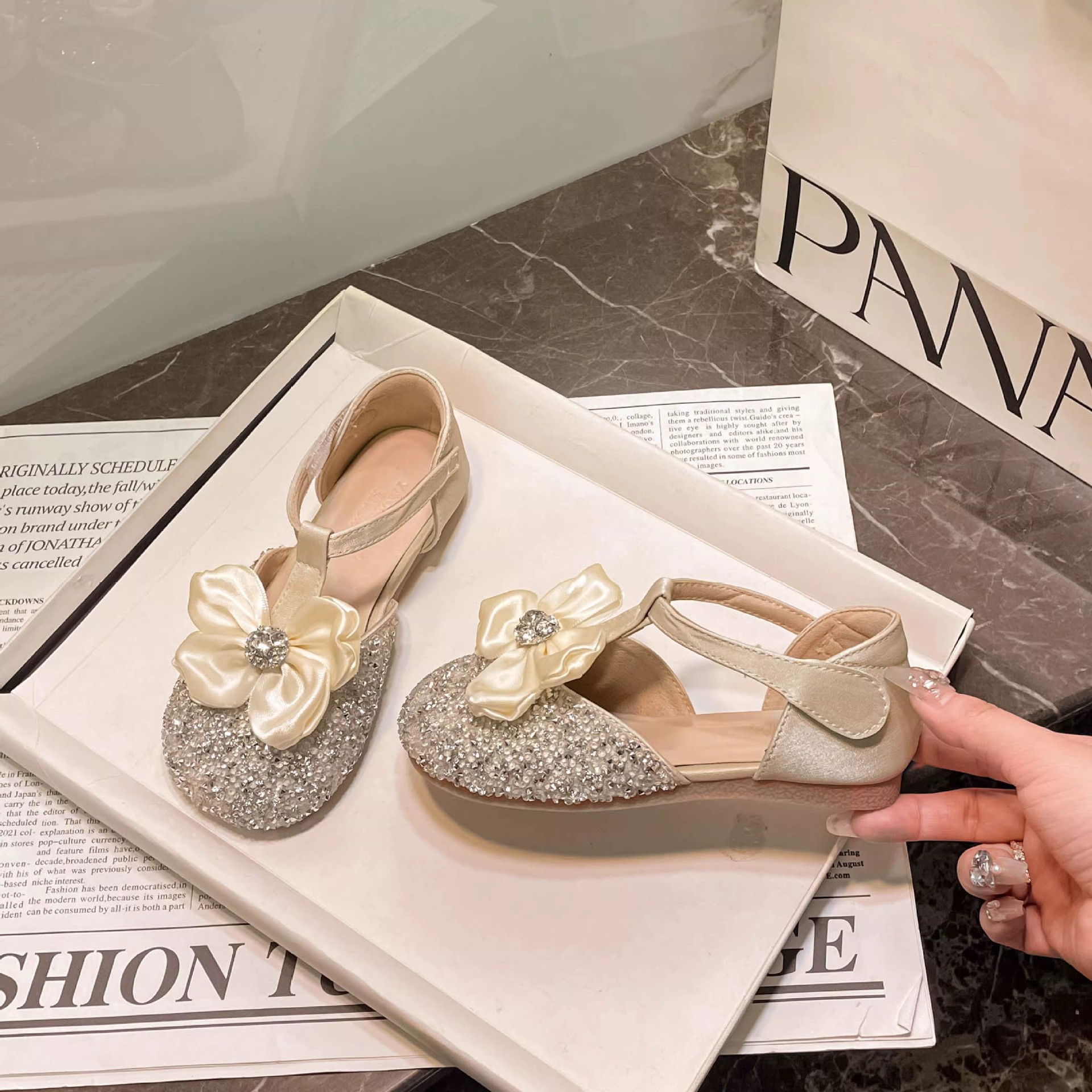 Zapatos de princesa de niñas 2026 zapatos de cristal primavera y otoño nuevos zapatos de diamante de flores zapatos de cuero de niñas de talón plano zapatos de sola suave image 1
