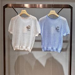 春の丸首半袖ウールの透かし彫りのデザイン感があります。