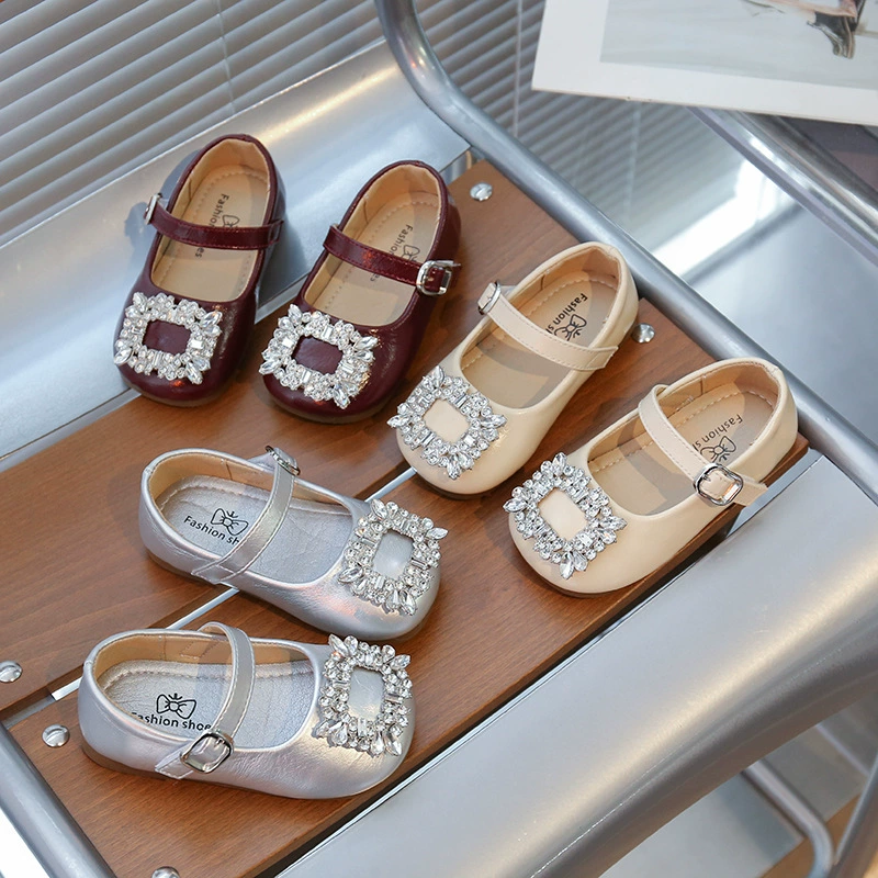Маленькие кожаные туфли с бриллиантами для девочек весной и летом 2025 года