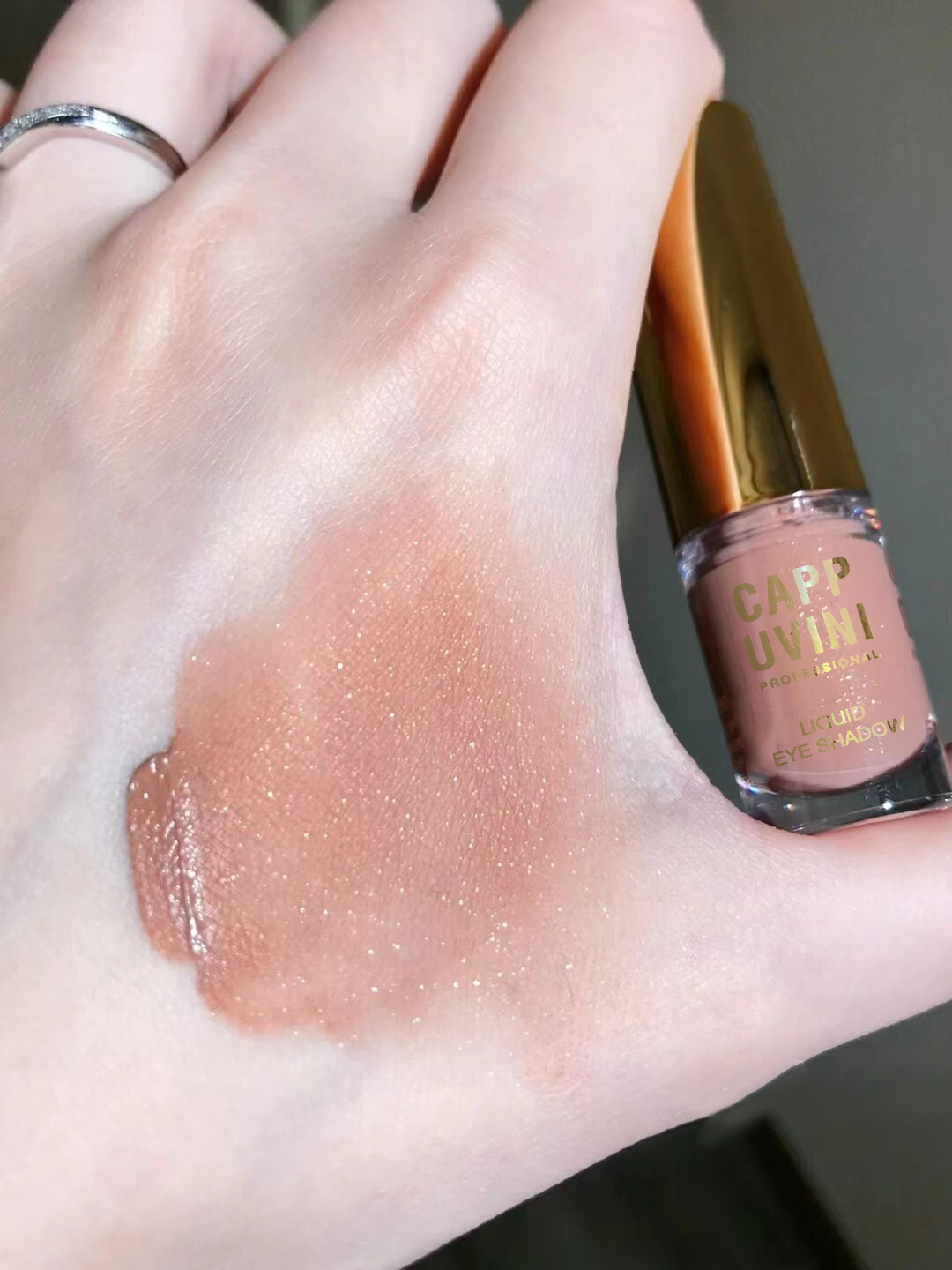 Capo Vini low-saturation gray Powder milk coffee matte liquid single eyeshadow Fine glitter pink pure earthy tone undefined