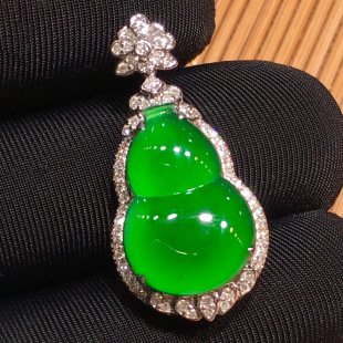 Jewelry Myanmar Old Mine Jadeite Yang Green Fortune Gourd Inlaid Myanmar Jadeite Treatment Gourd Pendant Women's Gift