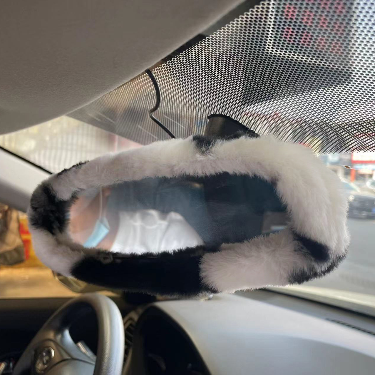 Cubierta del espejo retrovisor del coche Amazon transfronterizo hembra vaca de dibujos animados lindo creativo imitación de piel de conejo felpa cubierta del reflector image 3