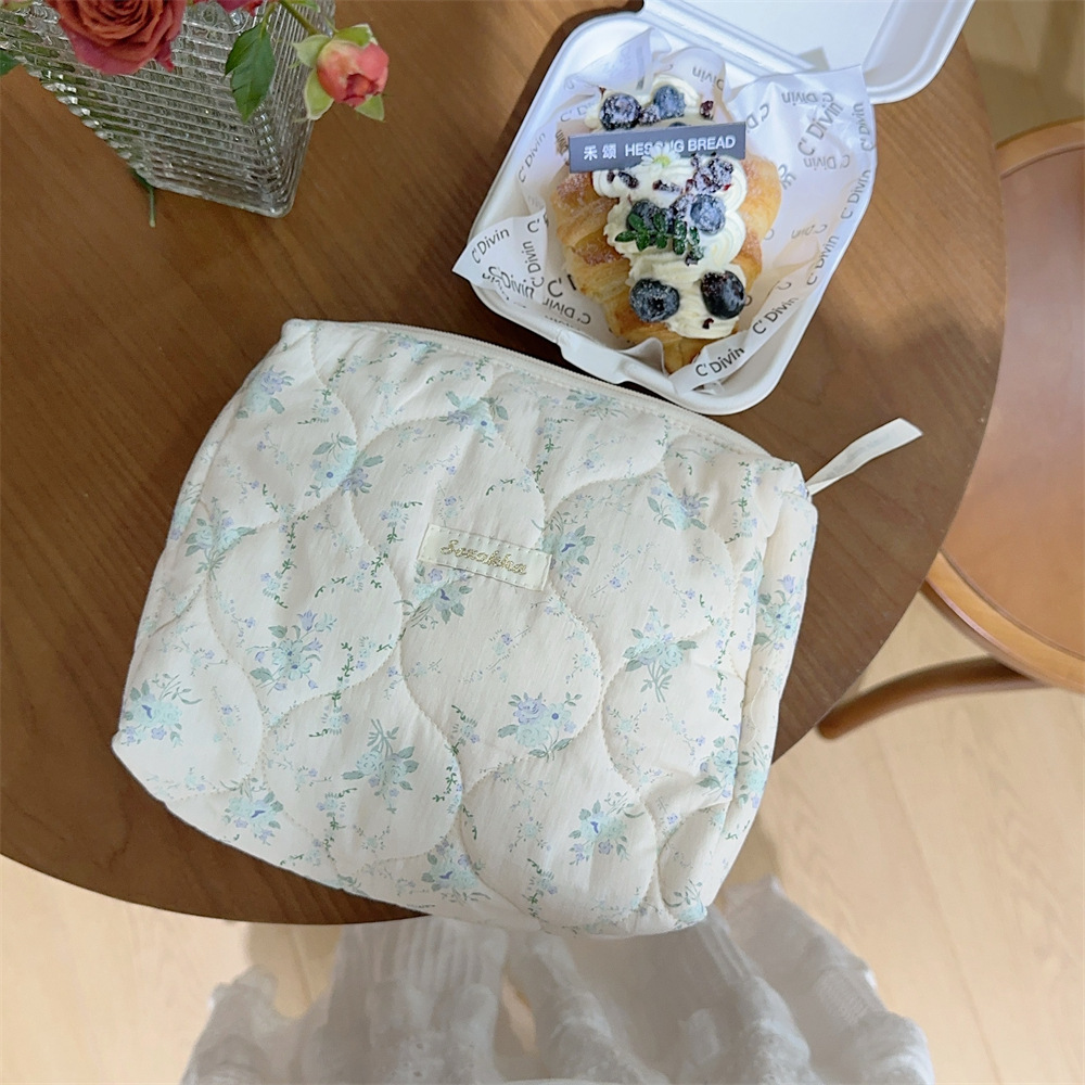 31081 ins Flower Soft Makeup Bag for Women, Portable large-capacity cosmetics and sundries storage bag, clutch undefined