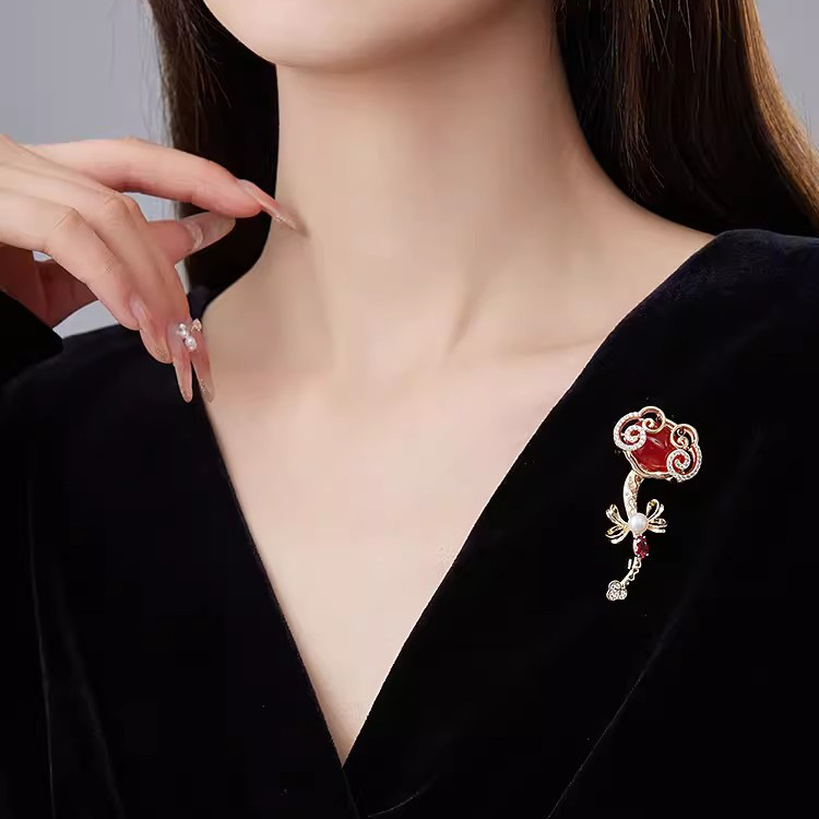 如意のブローチの女性の高級な精巧な真珠の気質の胸の花の軽くて豪華な大衆の高級な設計感のピンのスーツの装飾|undefined