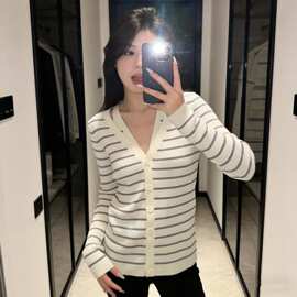 2026春季新款女装法式优雅复古V领半开襟纽扣细横条纹针织衫上衣