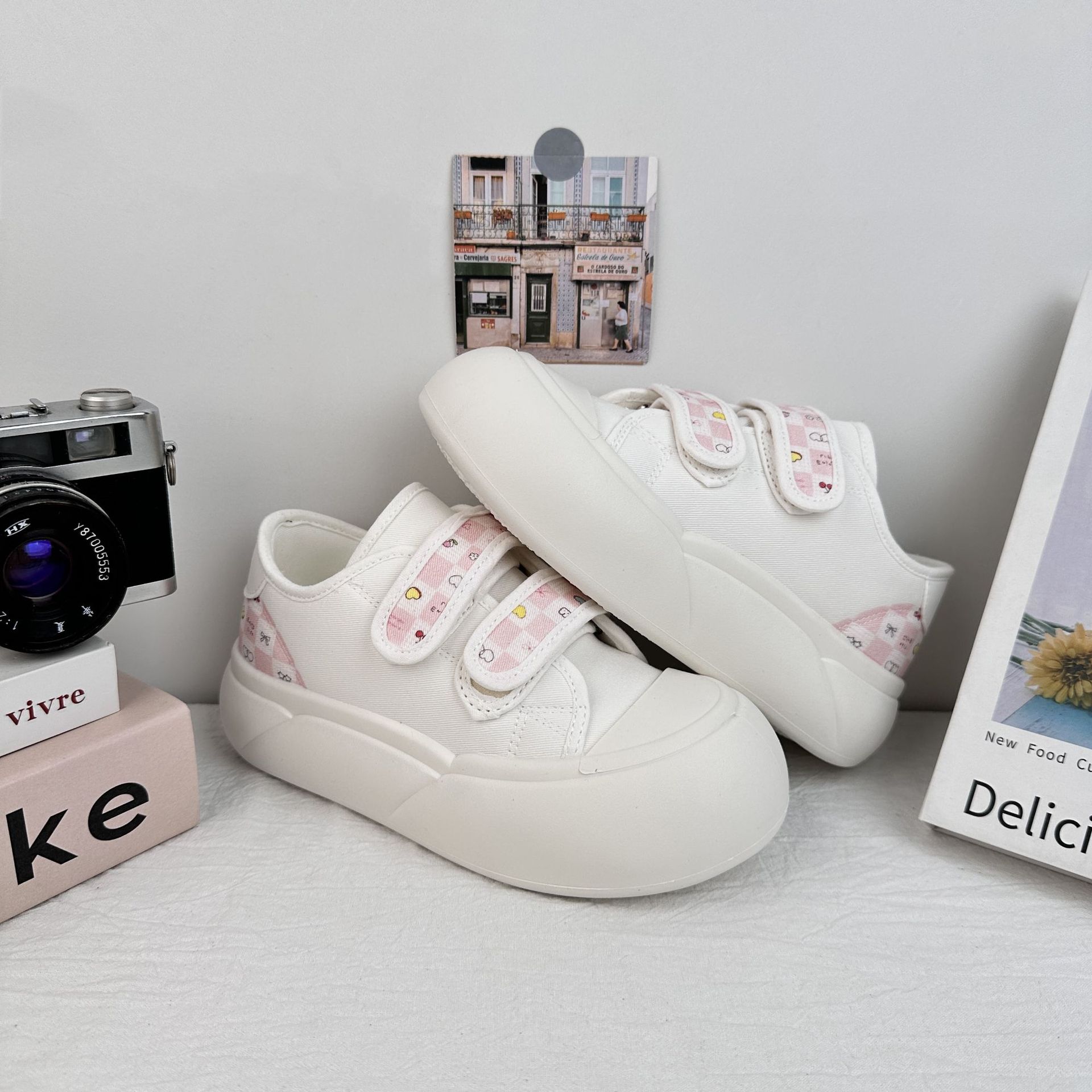 Yuanbo verano zapatos de skate casuales para mujeres 2025 nuevos zapatos blancos de suela gruesa zapatos de lona delgados zapatos de bolsa