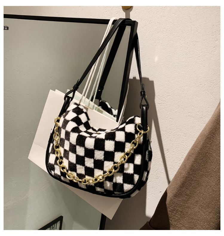 Autumn And Winter Plush Handbags 2021 New Fashion Checkerboard Single Shoulder Messenger Chain Big Bag display picture 3