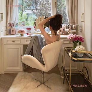 ������X��Ů�����һ��y����y�����Z�ο͏d�̨��ñ�g���D���e��