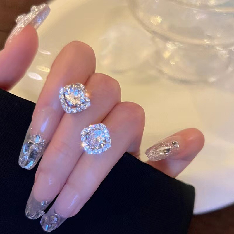 ファッショナブルでシンプル、絶妙で輝くフルダイヤモンドのスクエア型ダイヤモンドがちりばめられた、軽くて豪華な小さな角砂糖型の高級デザインイヤリング。|undefined