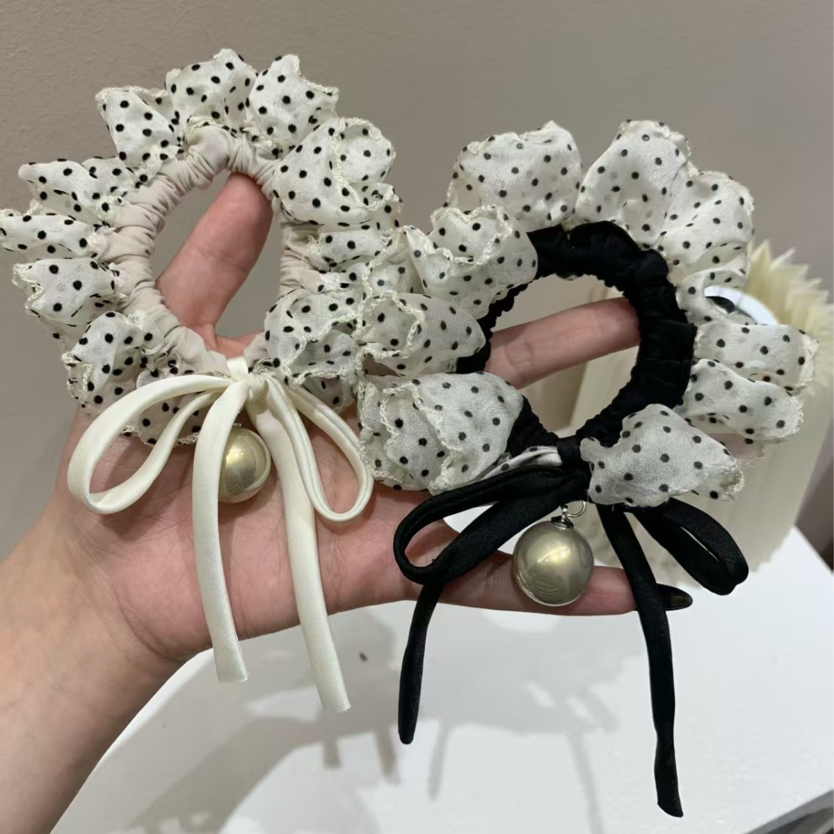 Douyin Explosite 2025 nuevo estilo de alta gama lazo de lazo lunares intestino grueso lazo para el cabello accesorios para el cabello de cuerda para la cabeza de mujer