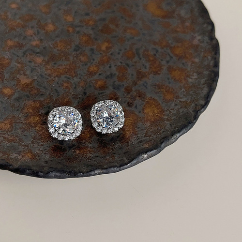 Exquisite niche sugar cube zirconia earrings for women, fashionable, high-end, light luxury earrings, versatile earrings for commuting, temperament and earrings
