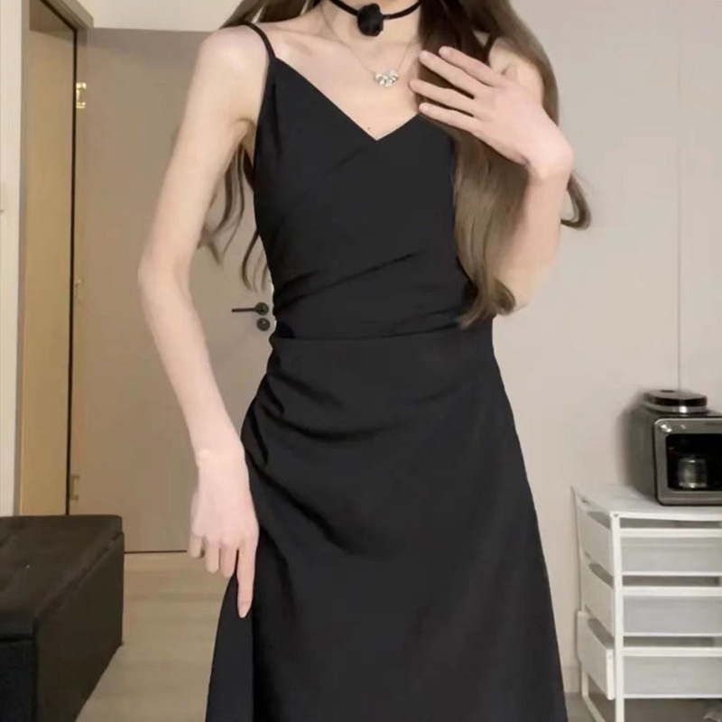 赫本黑色吊带连衣裙子女夏季2024新款高级感收腰显瘦气质春季长裙