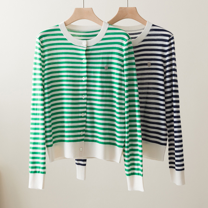Full of exquisite aging sense! Pair Craft Classic Stripe Rhinestone Small Skull Long-sleeved Knitwear Cardigan Women Full of exquisite aging sense! Pair Craft Classic Stripe Rhinestone Small Skull Long-sleeved Knitwear Cardigan Women