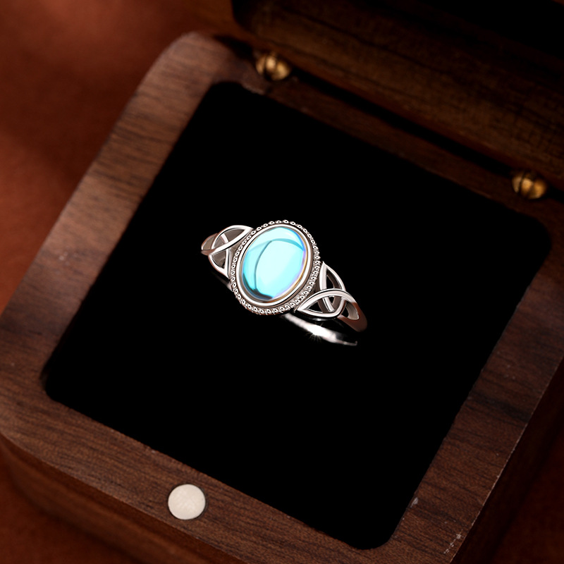 Estilo caliente europeo y americano S925 plata esterlina ovalada anillo de piedra lunar femenino de lujo ligero temperamento de nicho de moda exquisito anillo de dedo de comida
