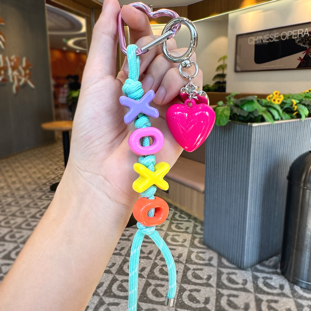 Nuevos productos transfronterizos creativos de letras de color cuerdas trenzadas llavero amor dibujos animados accesorios de diseño bolsos colgantes