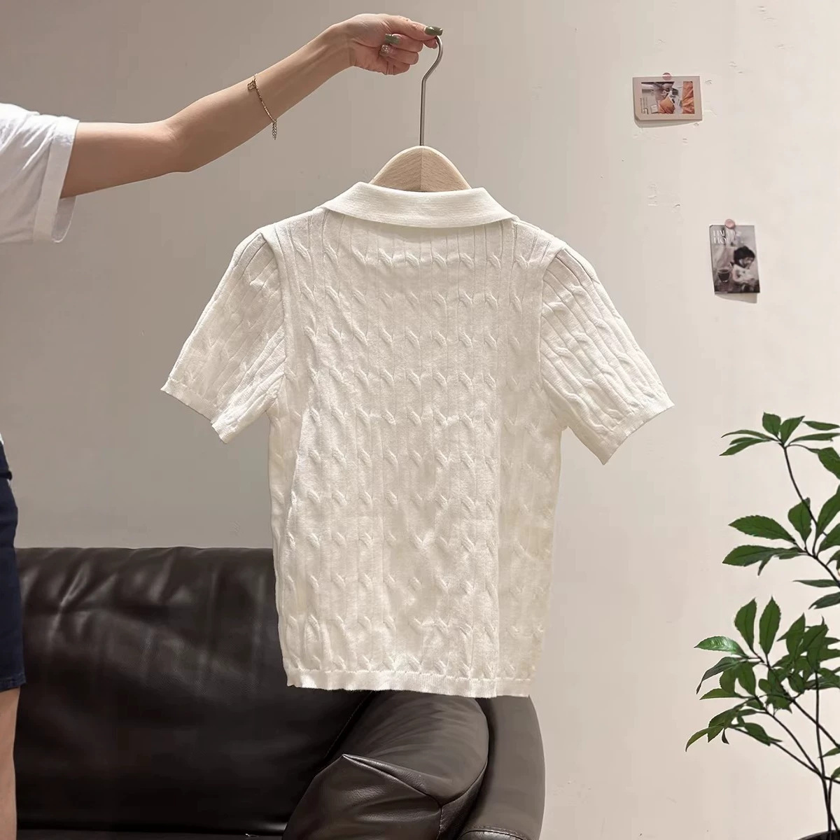 Áo thun nữ cổ Polo thêu họa tiết thừng xoắn kiểu Hàn Quốc — màu mơ chi tiết 1