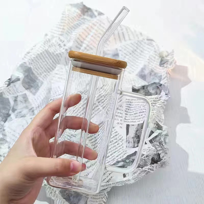 빨대가 달린 흰색 사각형 컵