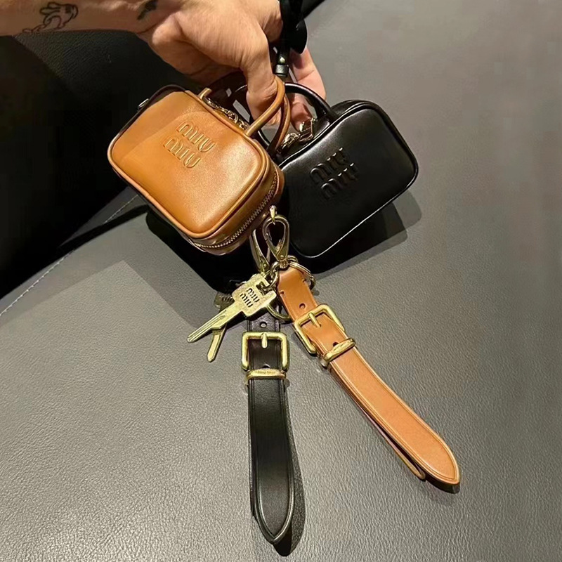 Xiaohongshu ins estilo explosivo uim caja de llaves de cuero colgante llavero de coche colgante pequeño de moda para hombres y mujeres