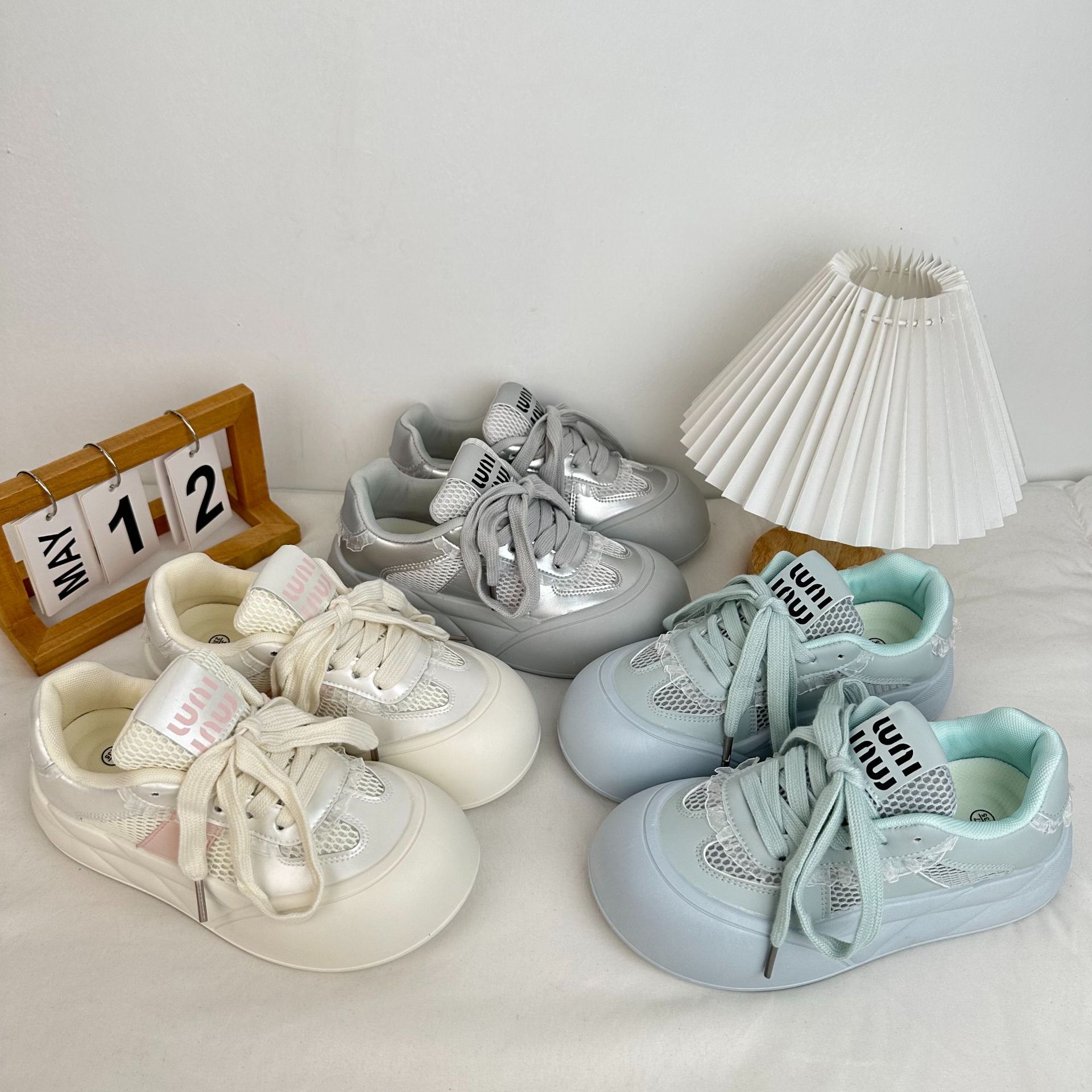 Yuanbo 2024 primavera y verano nuevos zapatos de pan de suela gruesa estilo coreano variedad de zapatos blancos de estilo de Hong Kong nicho zapatos de mujer de suela gruesa