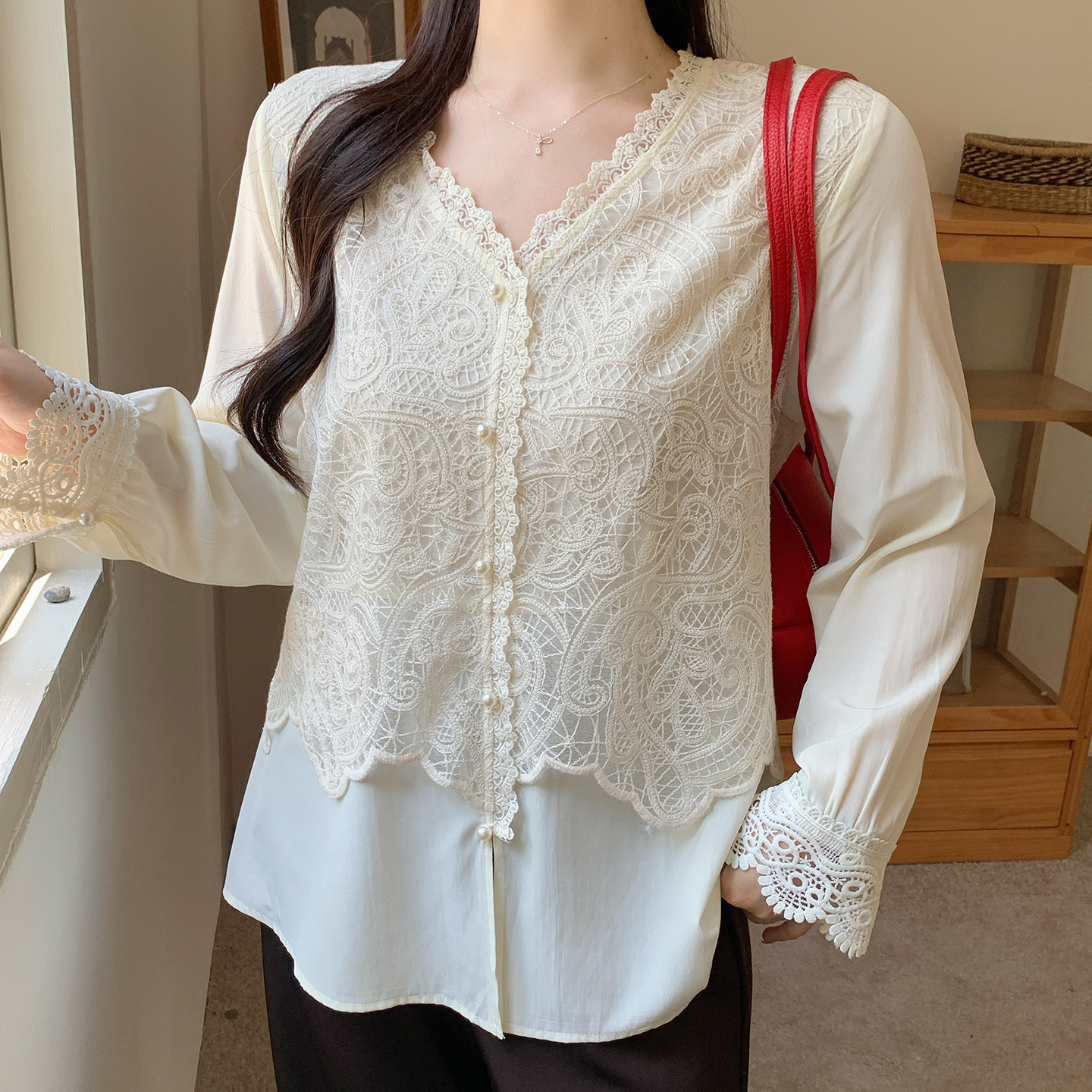 Early autumn age-reducing plus-size chiffon blouse for women, 2026 autumn new V-neck lace patchwork faux two-piece top 315294