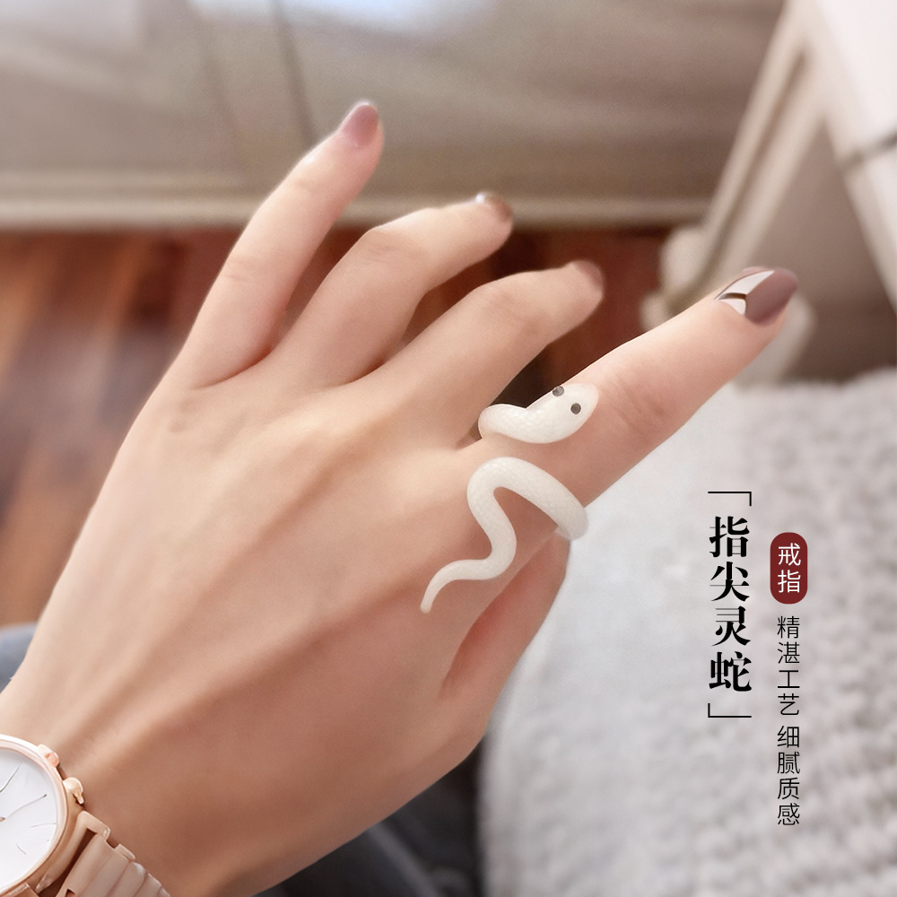 Anillo de serpiente para hombres y mujeres lujo ligero de alto nivel de vidrio esmaltado joyas de vidrio hechas a mano personalidad joyas de moda colgante