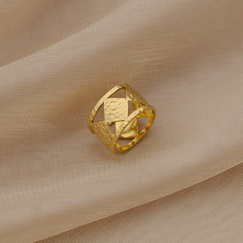 Anillo De Acero De Titanio Hueco Irregular Geométrico Retro Europeo Y Americano. display picture 4