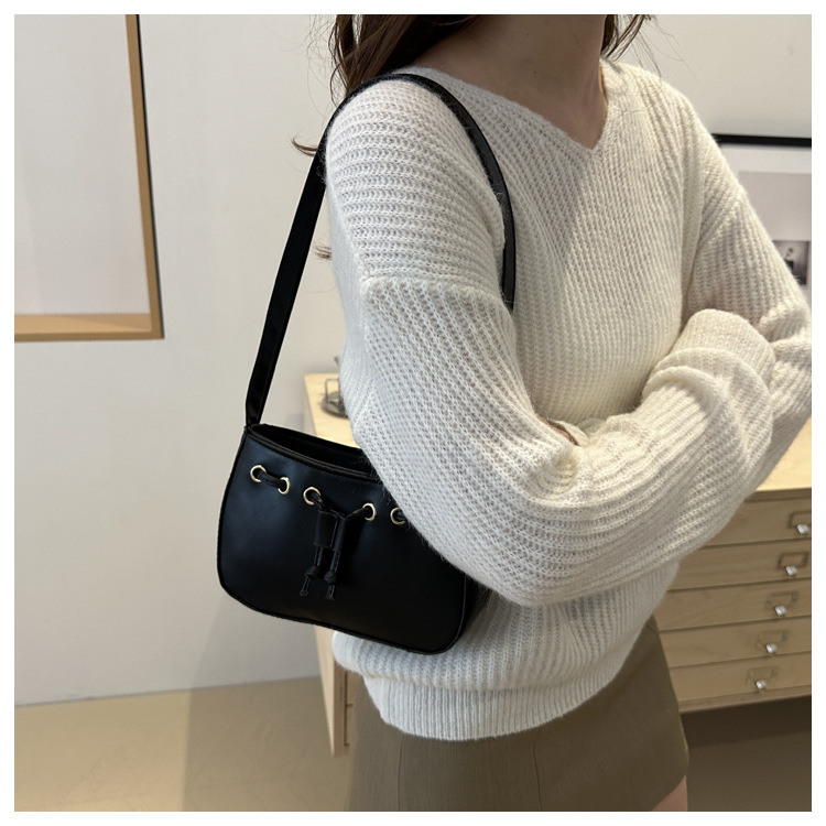 The new autumn/winter 2024 collection of women's bags features a retro and simple Korean-style underarm bag. This year, hand-held bags are in vogue, exuding a sense of sophistication undefined