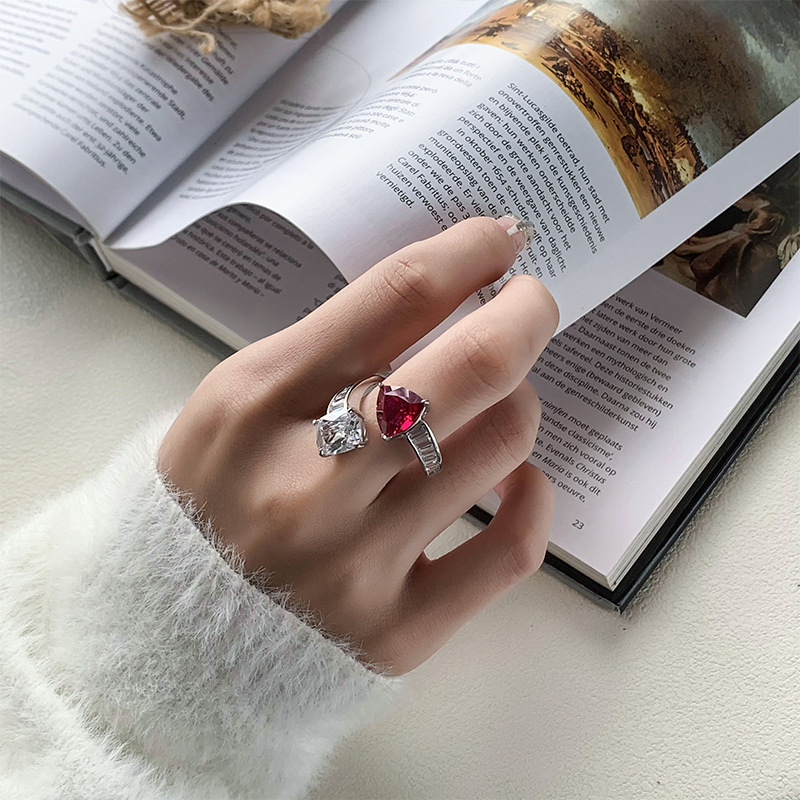 2024 Shengsheng Jewelry Fondo de cobre chapado en oro simulación tesoro de color corindón fertilizante triángulo temperamento anillo femenino 10*10-8*10